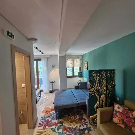 Smaragdos Thassos Boutique *